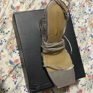 New fashion nova strappy heeled sandals size 8 new in box